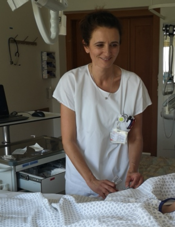 Delia Bishtawi an einem Patientenbett