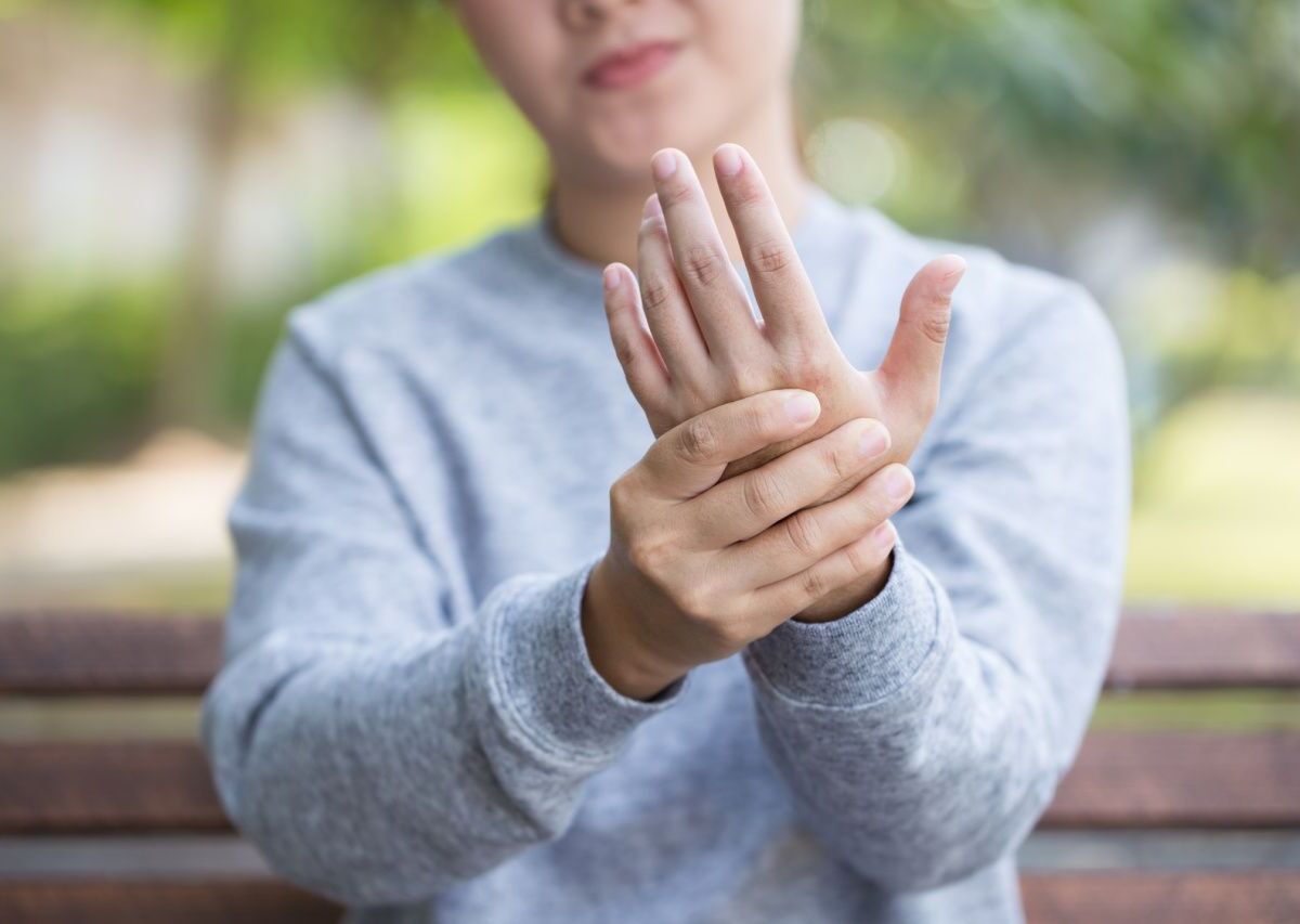 Eine Hand hält die andere, symbolisiert Handgelenksschmerzen