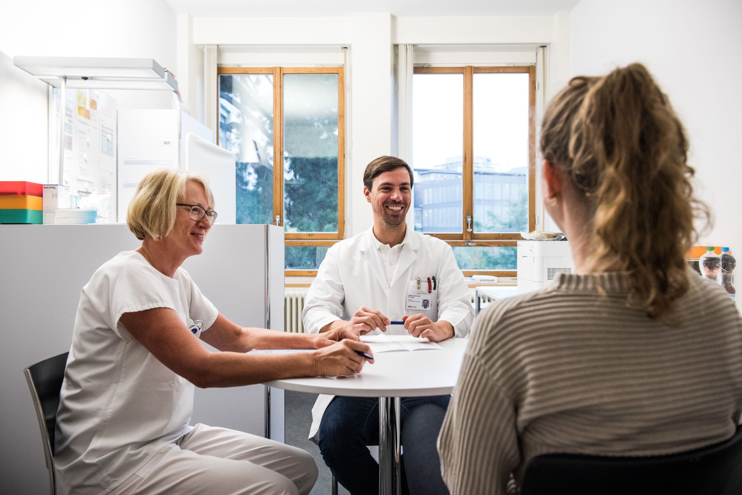 Patientin bei einer Sprechstunde mit zwei Fachpersonen