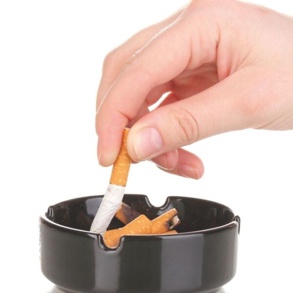 Aschenbecher mit Zigaretten