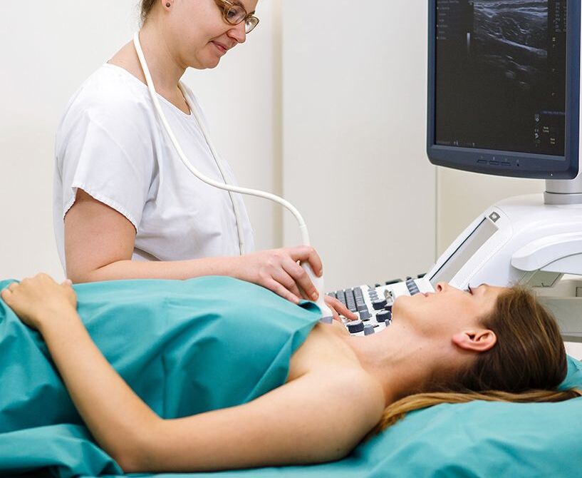 Eine Ärztin führt einen Ultraschall bei einer Patientin durch