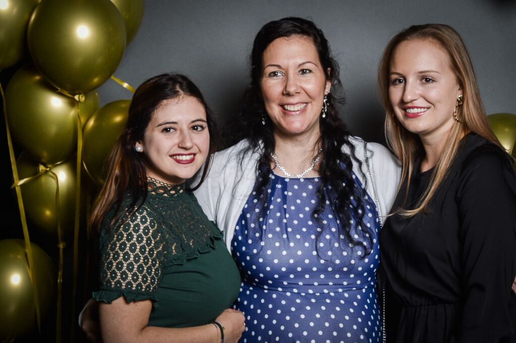 Drei Frauen posieren für ein Gruppenfoto eines Galaabends