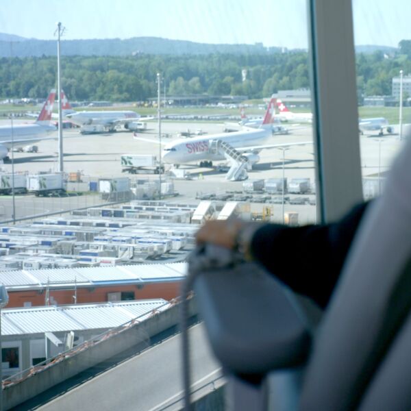 Eine Patientin macht eine Dialyse mit Aussicht auf den Flughafen