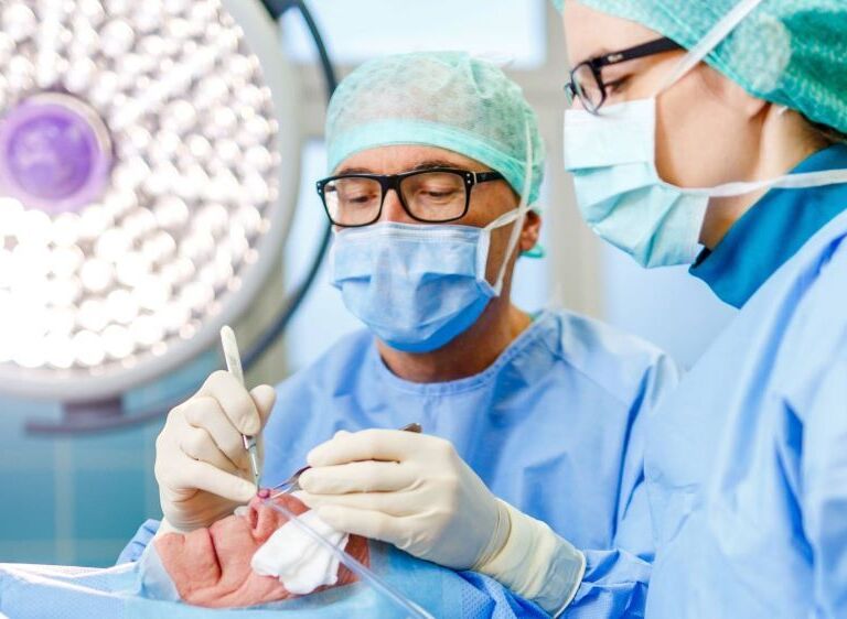 Ein Chirurg führt gerade eine Nasenoperation an einem Patienten durch