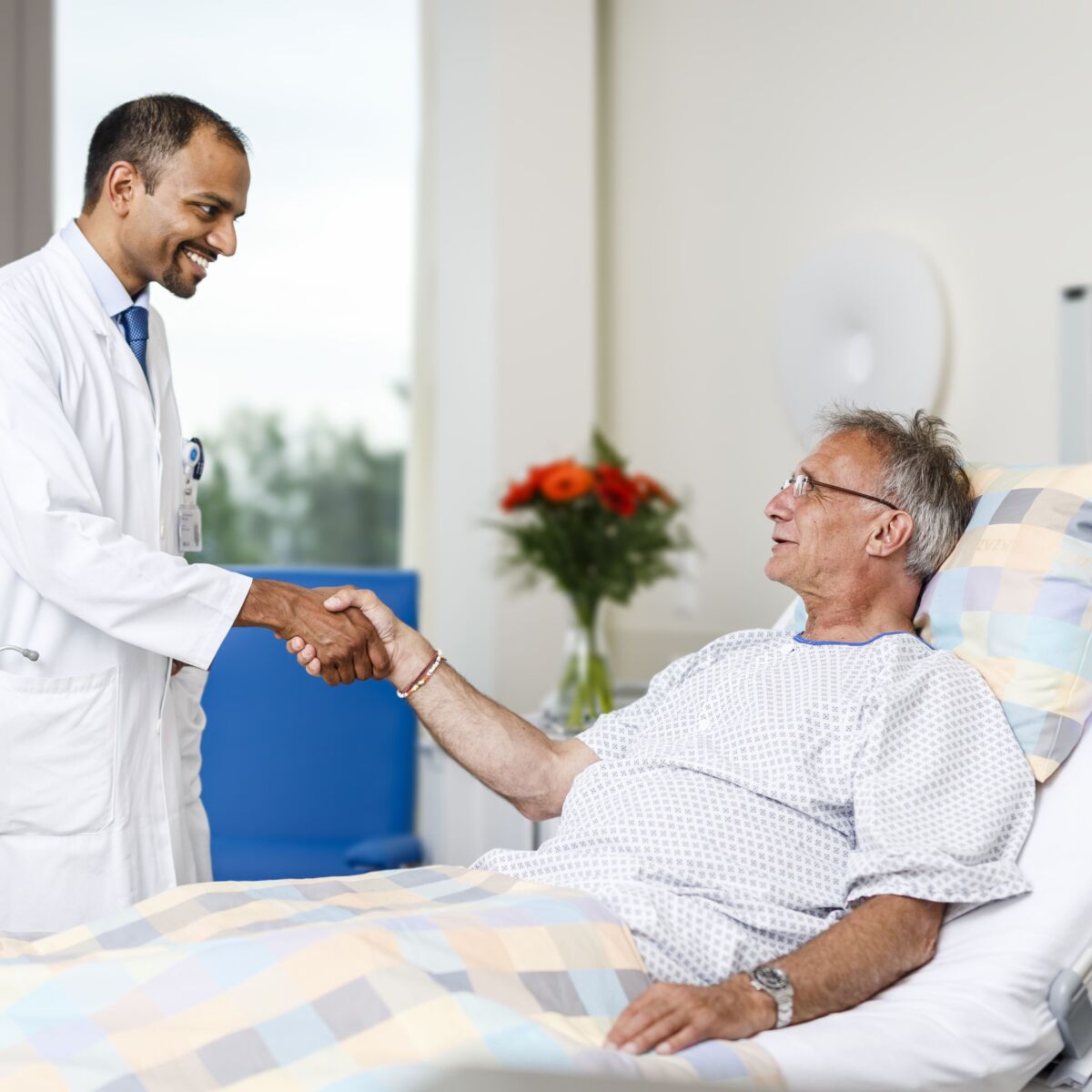 Ein Arzt gibt einem Patienten die Hand