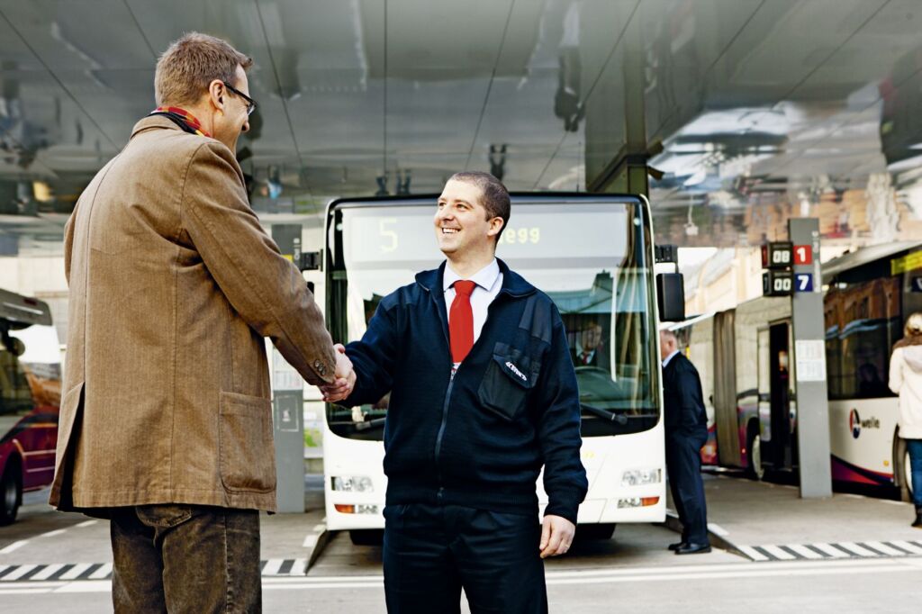 Patient gibt Busfahrer die Hand