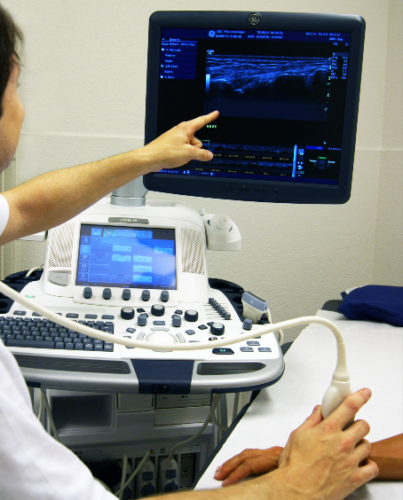 Arzt während Ultraschalluntersuchung
