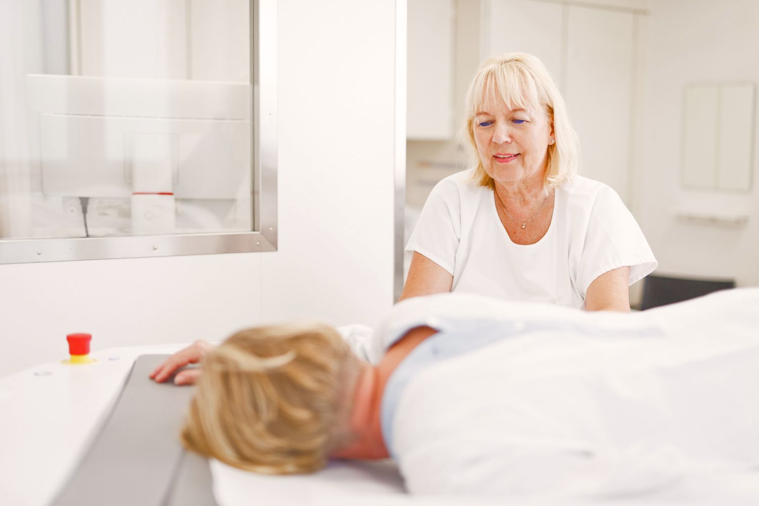 Frau liegt auf der Seite im Mamma-CT