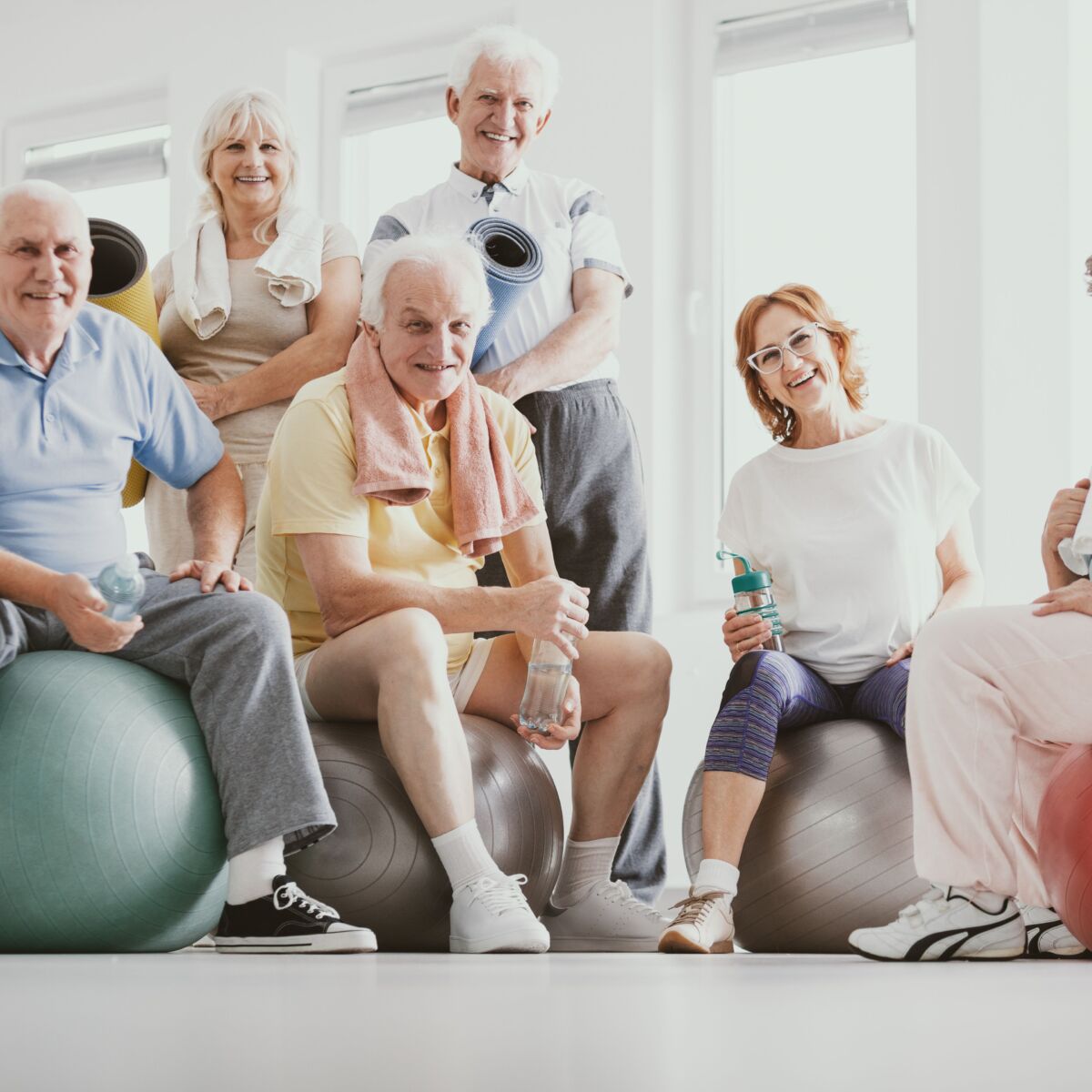 Ältere Personen auf Gymnastikbällen