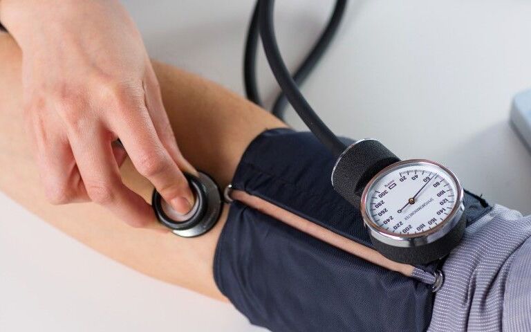 Einem Patienten wird der Blutdruck gemessen