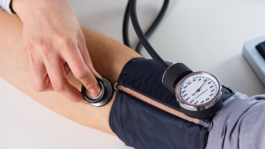 Einem Patienten wird der Blutdruck gemessen