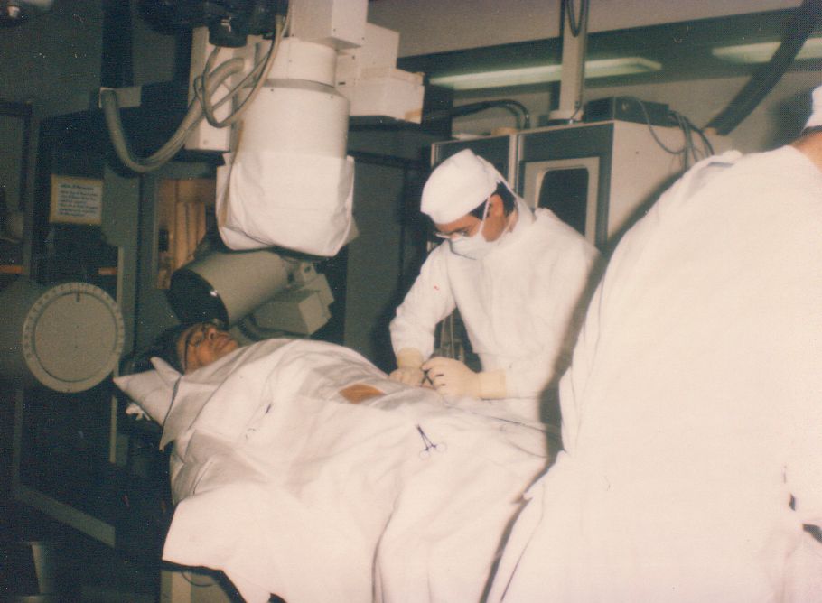 Andreas Grüntzig bei einer Herzkatheteruntersuchung im Operationssaal