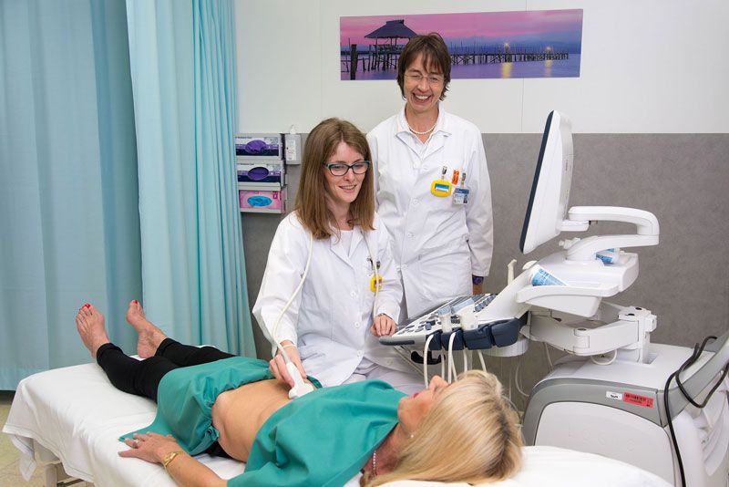 Zwei Ärztinnen machen einen Ultraschall bei einer Patientin