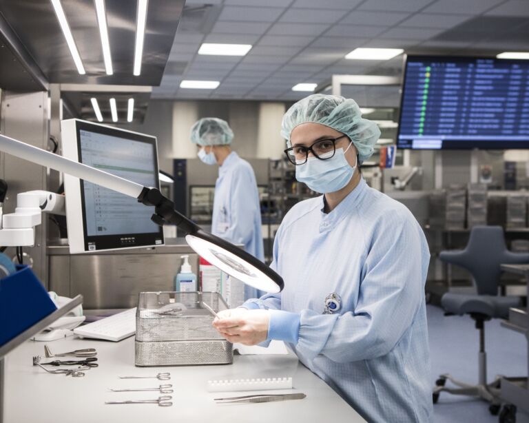 Medizinprodukttechnologin bei der Arbeit im Labor