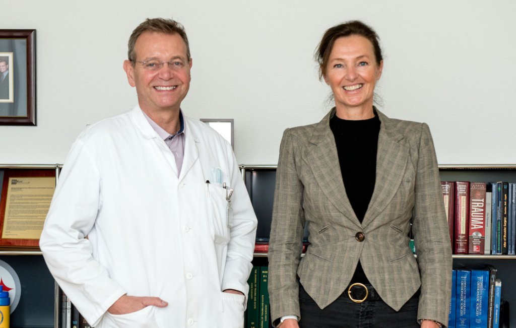 Prof. Pape steht neben Inger Schipper und beide lächeln.