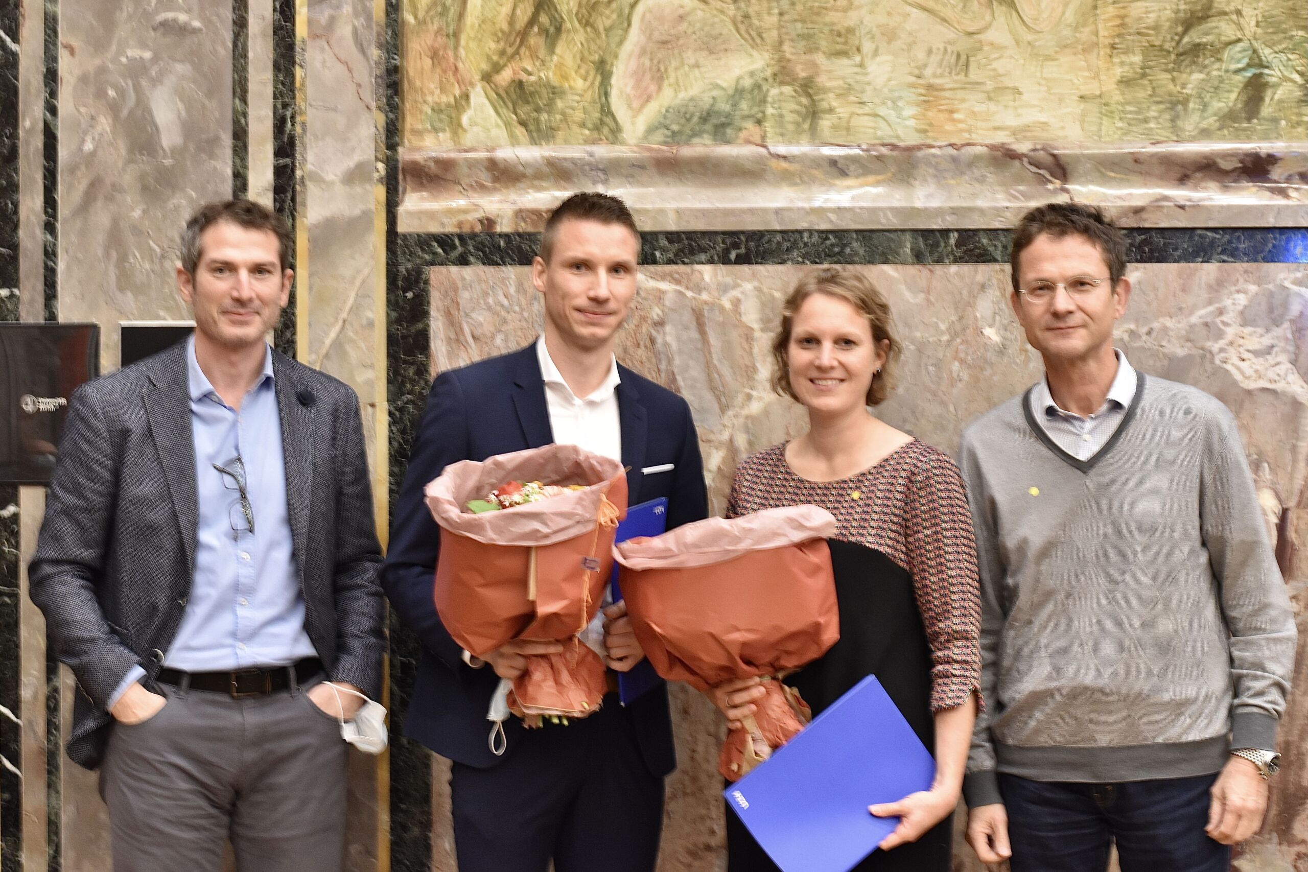 Foto mit den Personen Prof. Matthias Guckenberger, Dr. Tobias Weiss, Dr. Johanna Wagner, Prof. Holger Moch