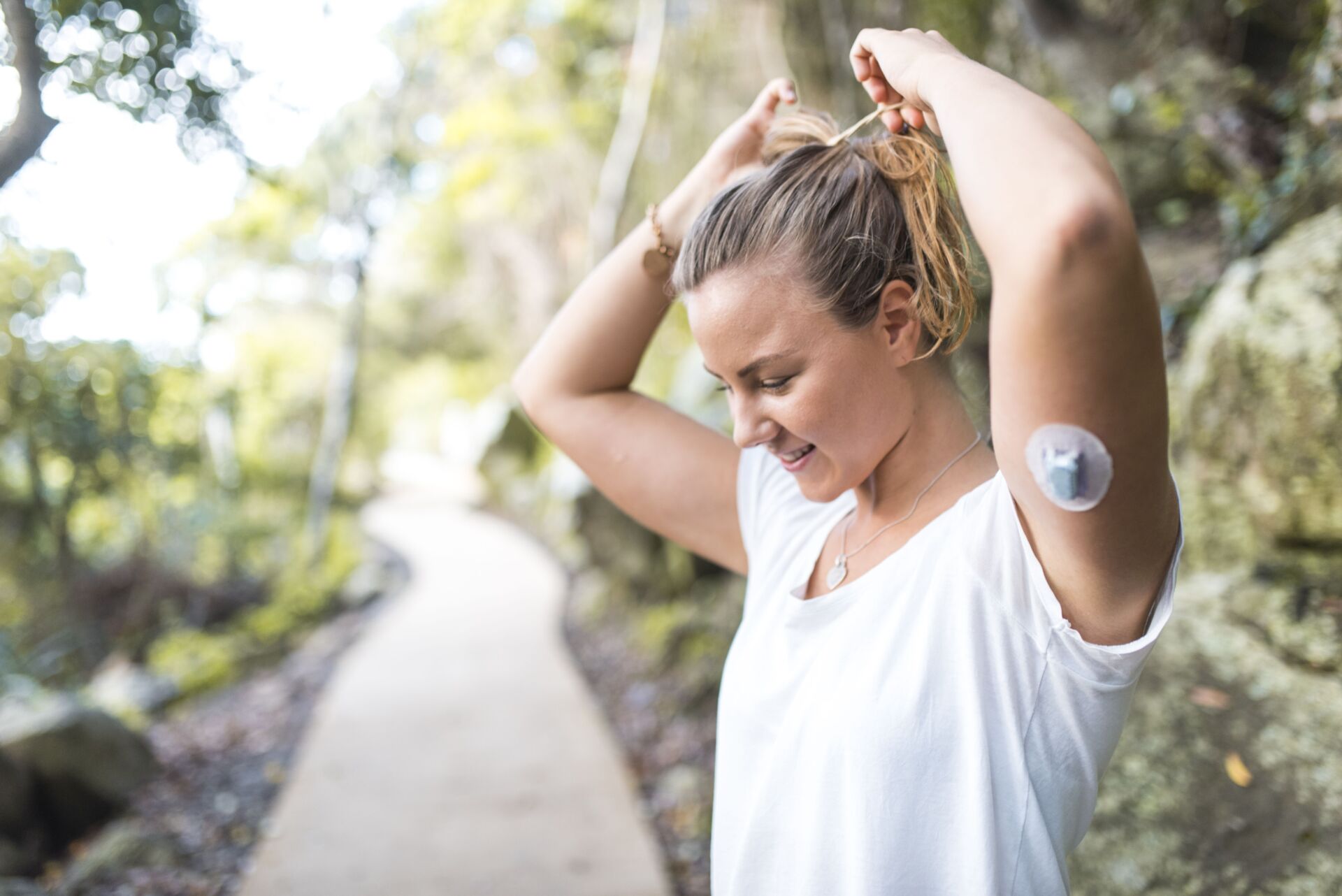 Frau mit Insulin-Device
