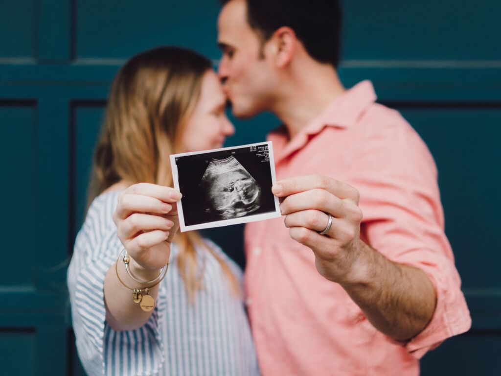 Pärchen mit Ultraschall von ihrem Baby