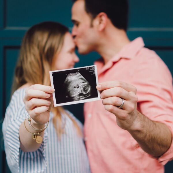 Pärchen mit Ultraschall von ihrem Baby