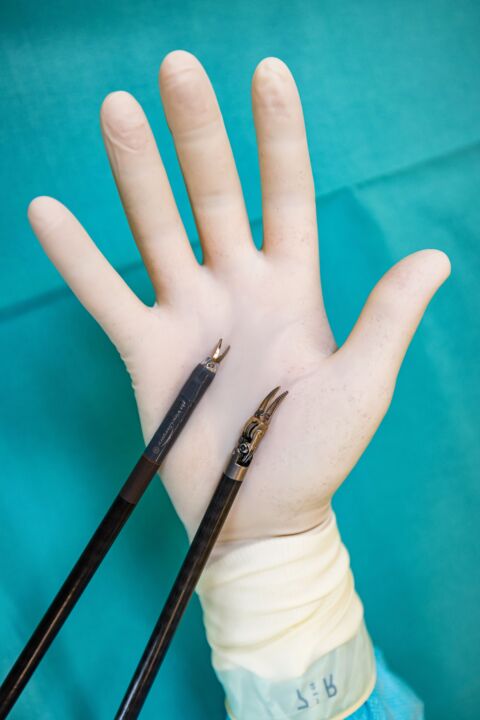 Hand of surgeon with Da Vinci