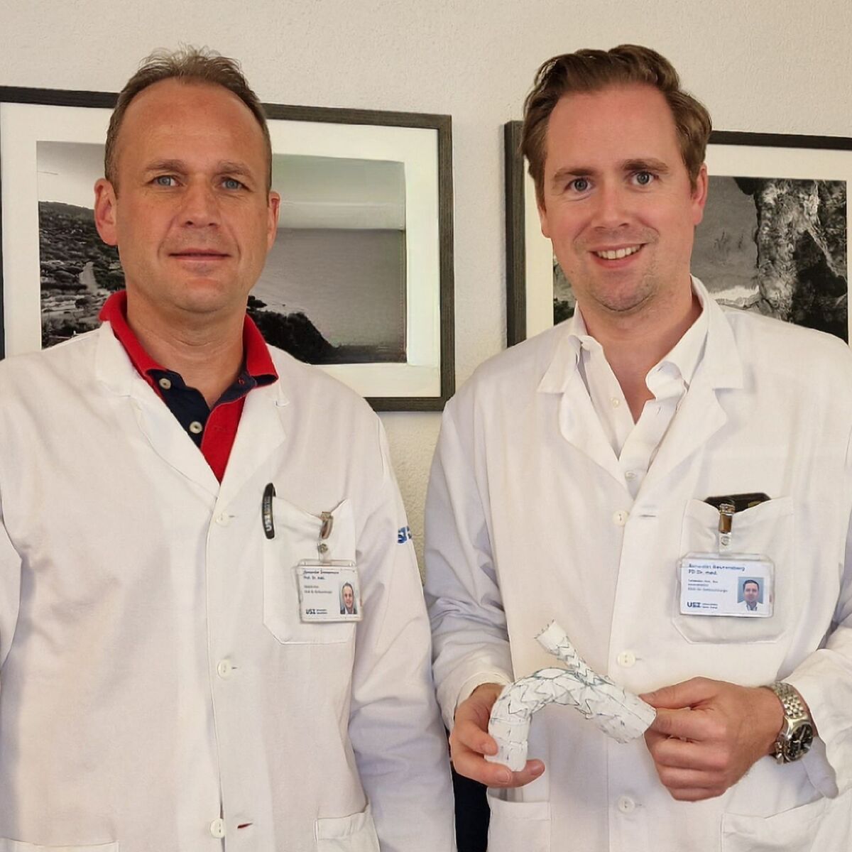 Die beiden Operateure Prof. Dr. med. Alexander Zimmermann und PD Dr. med. Benedikt Reutersberg mit der Aortenprothese.