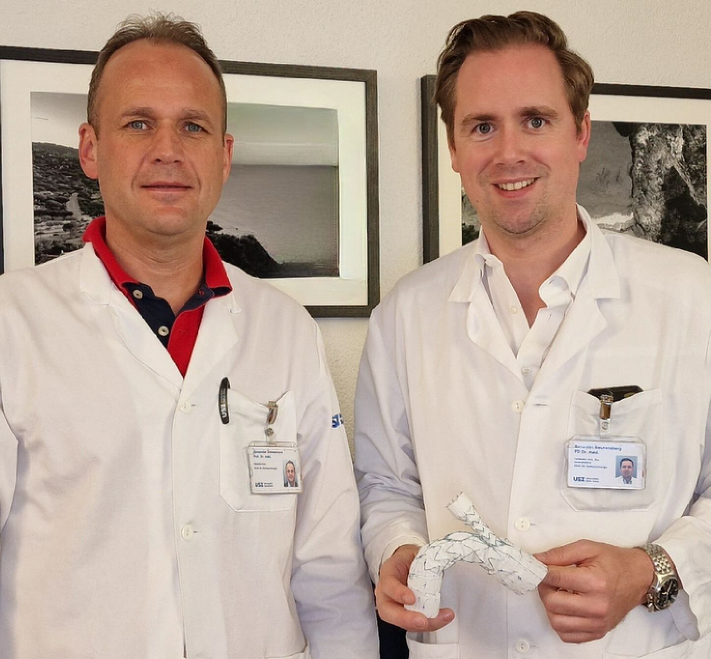 Die beiden Operateure Prof. Dr. med. Alexander Zimmermann und PD Dr. med. Benedikt Reutersberg mit der Aortenprothese.