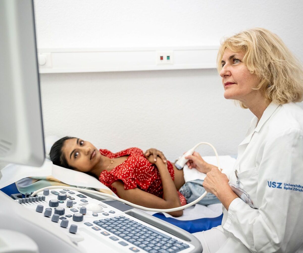 Ärztin macht eine Ultraschalluntersuchung Gynäkologie