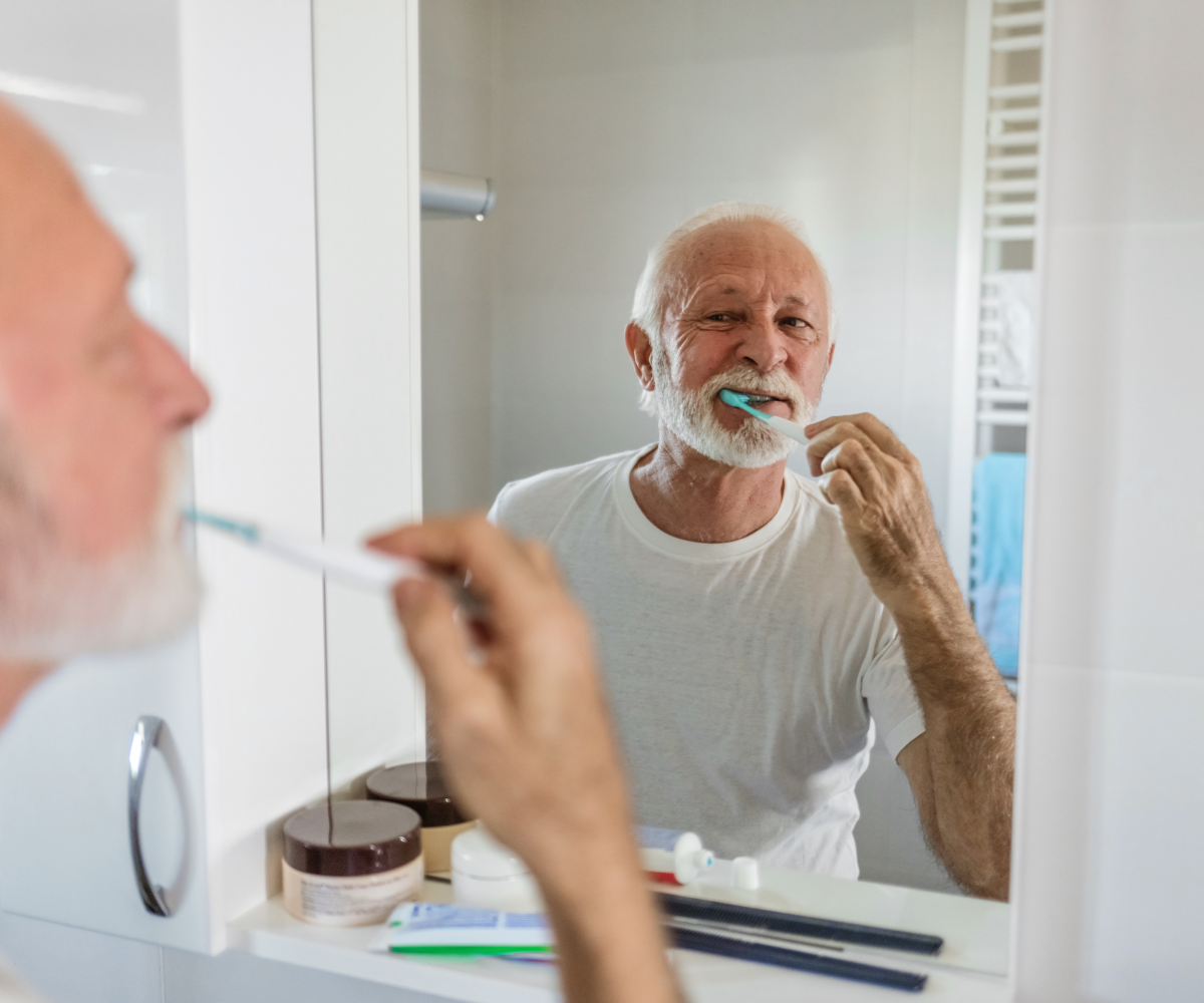 Älterer Mann beim Zähneputzen