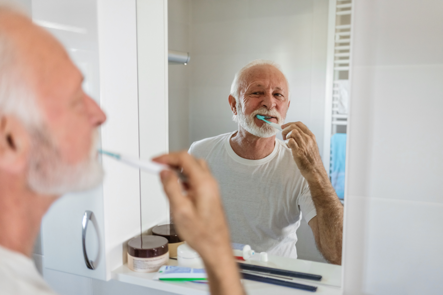 Älterer Mann beim Zähneputzen