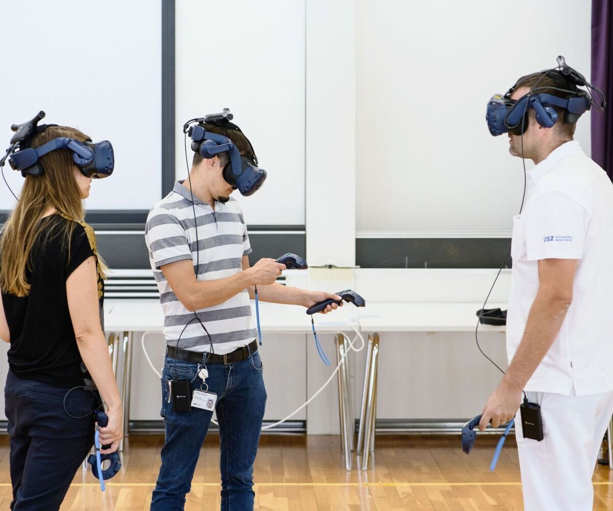 Drei Personen mit VR-Brillen