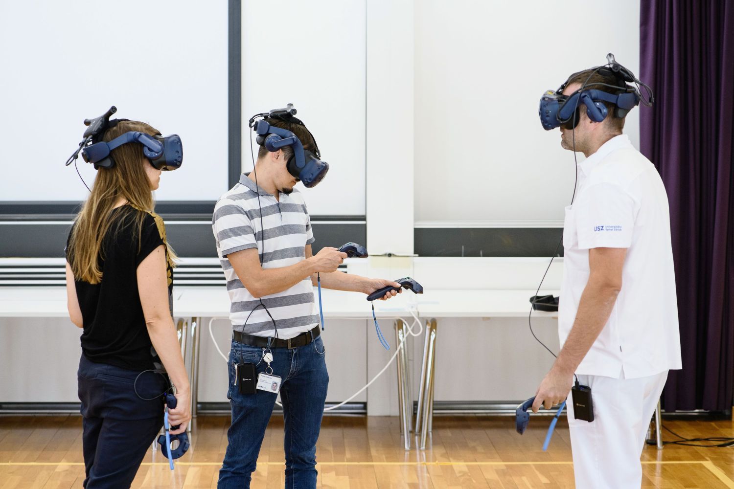 Drei Personen mit VR-Brillen