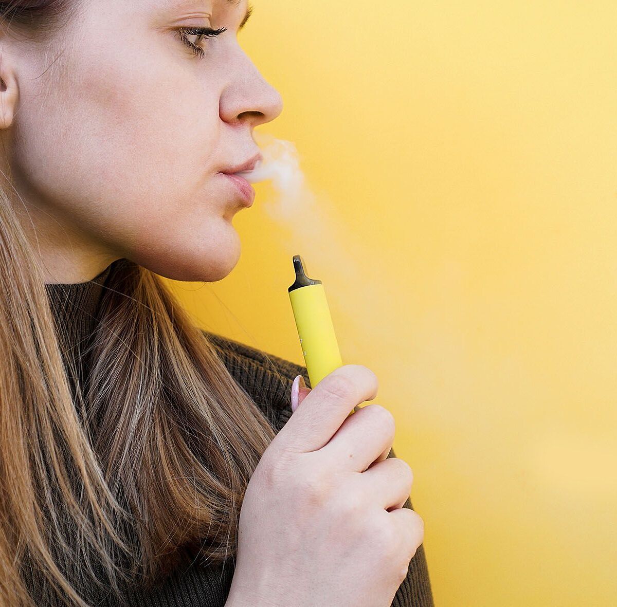 Junge Frau raucht e-Zigarette