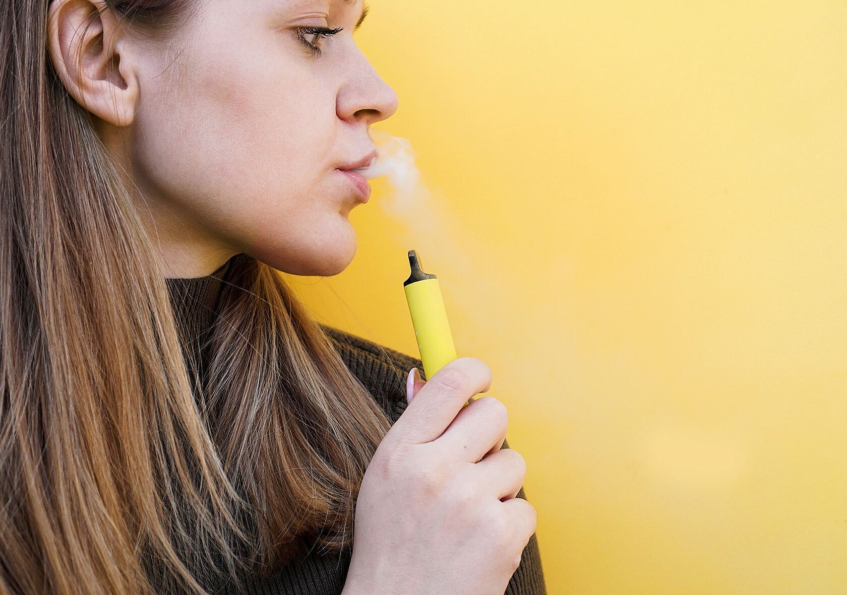Junge Frau raucht e-Zigarette