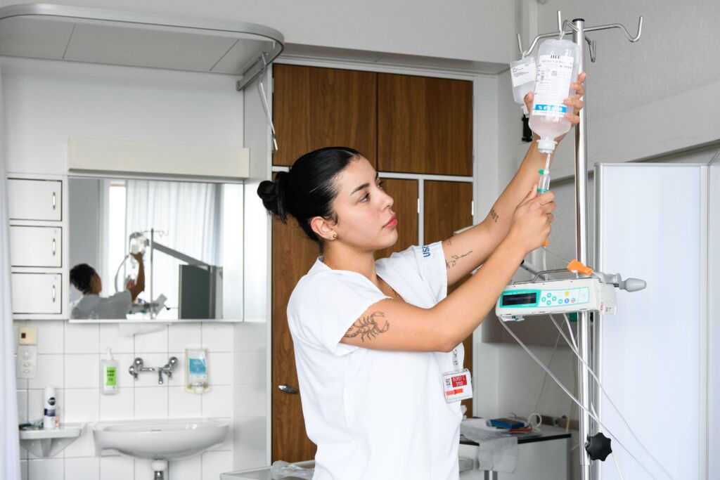 Isabela Trindade, Fachfrau Gesundheit, bei der Arbeit im Spital