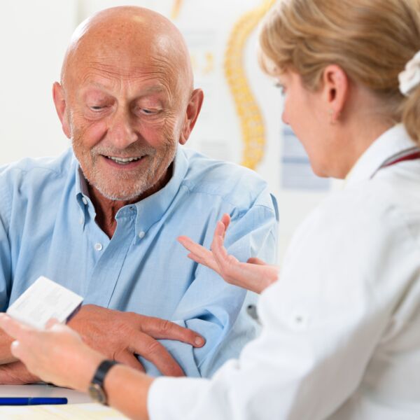 Ärztin spricht mit Patient