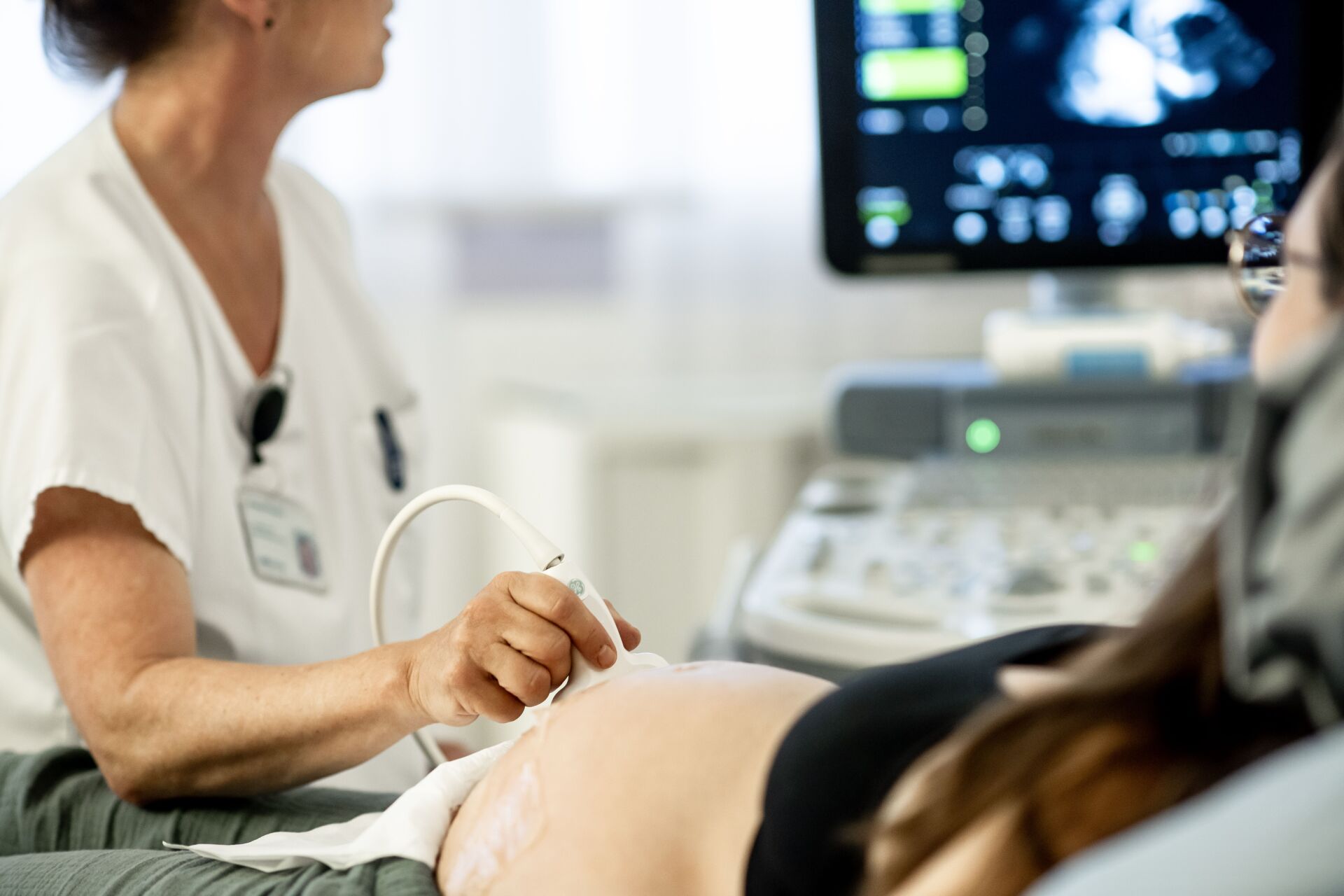 Ärztin führt Ultraschall an schwangerer Patientin duch.