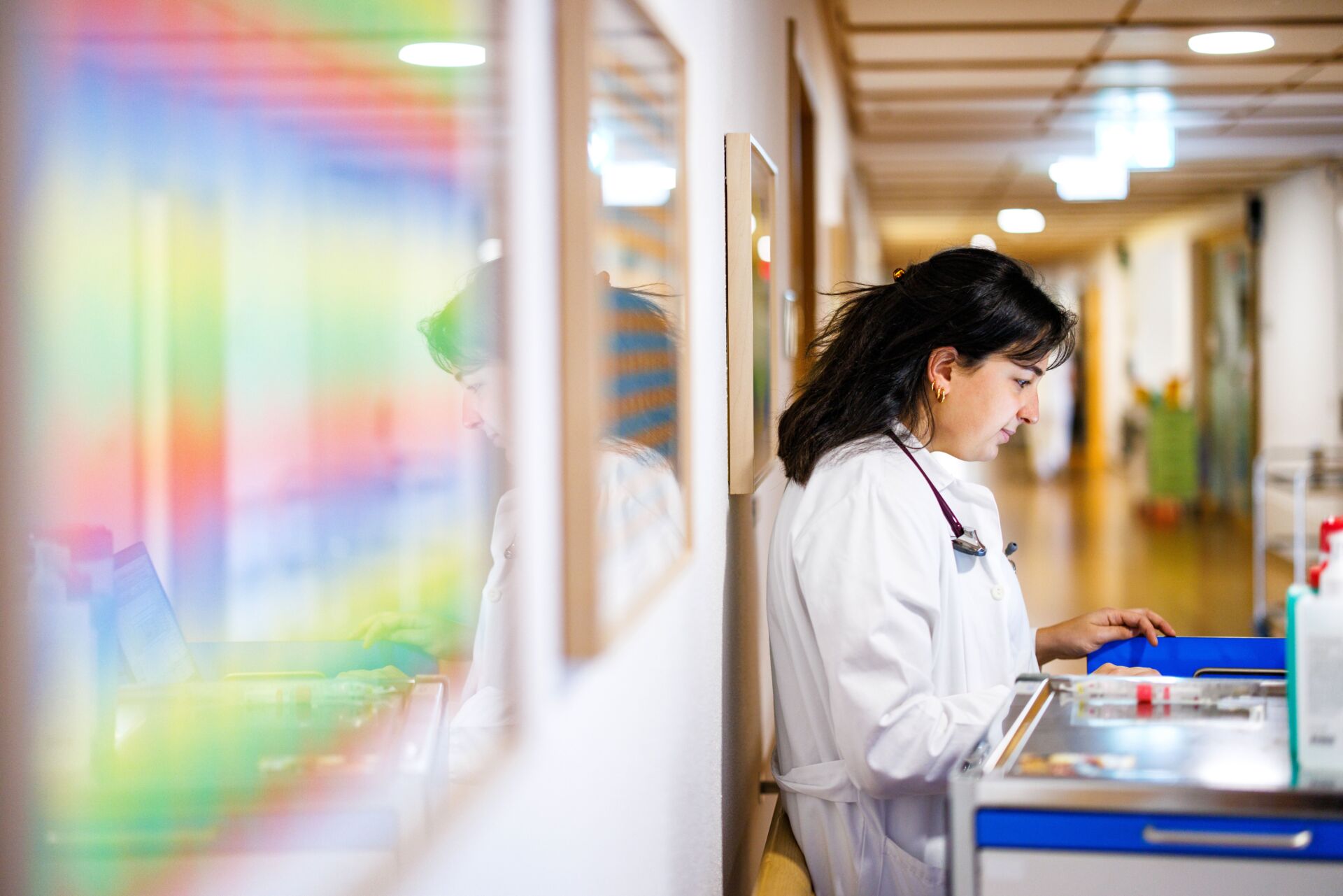 Assistenzärztin im Gang