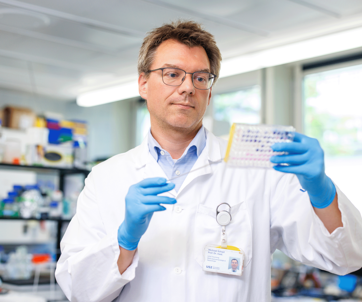 Arzt arbeitet an Proben im Labor