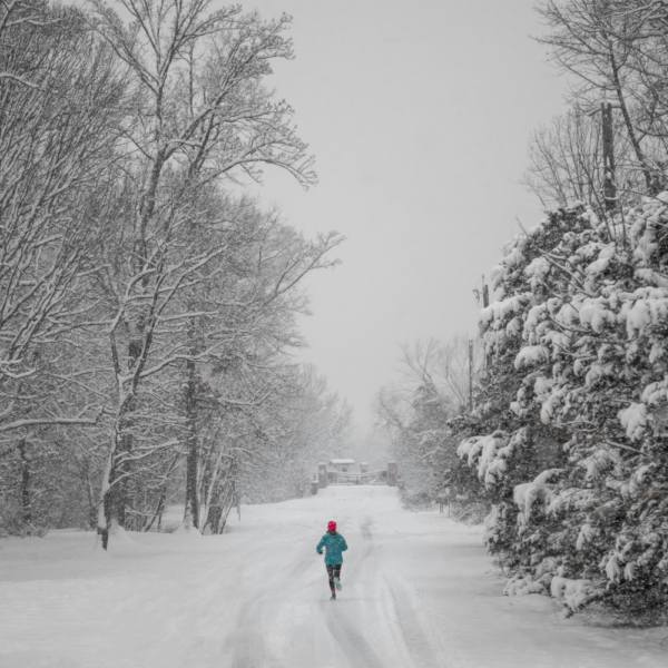 Sportler joggt in verschneiter Winterlandschaft