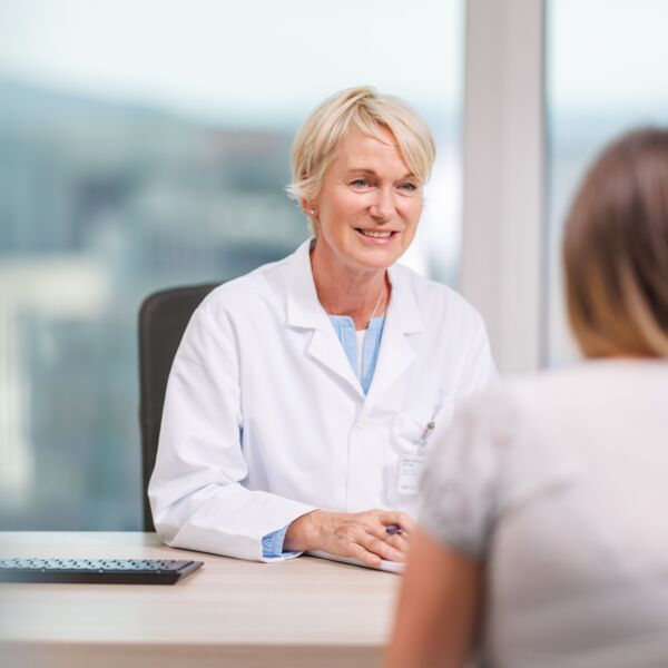 Birgit Hildebrandt im Gespräch mit Patientin