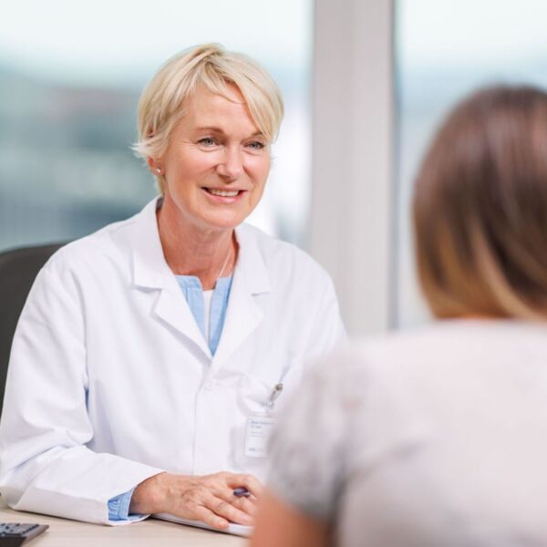 Birgit Hildebrandt im Gespräch mit Patientin