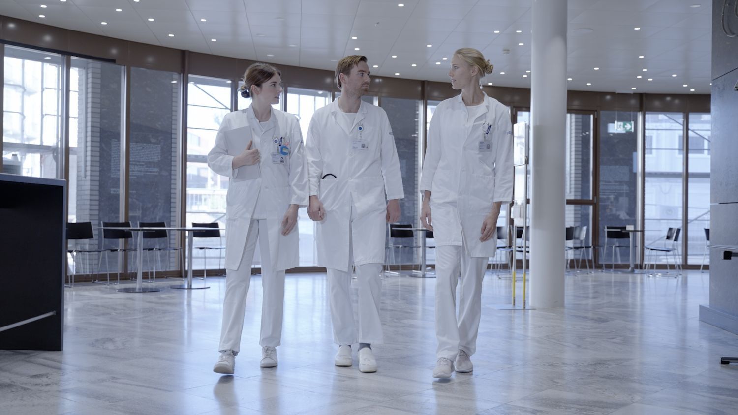 Drei Ärzte im Spitalgang