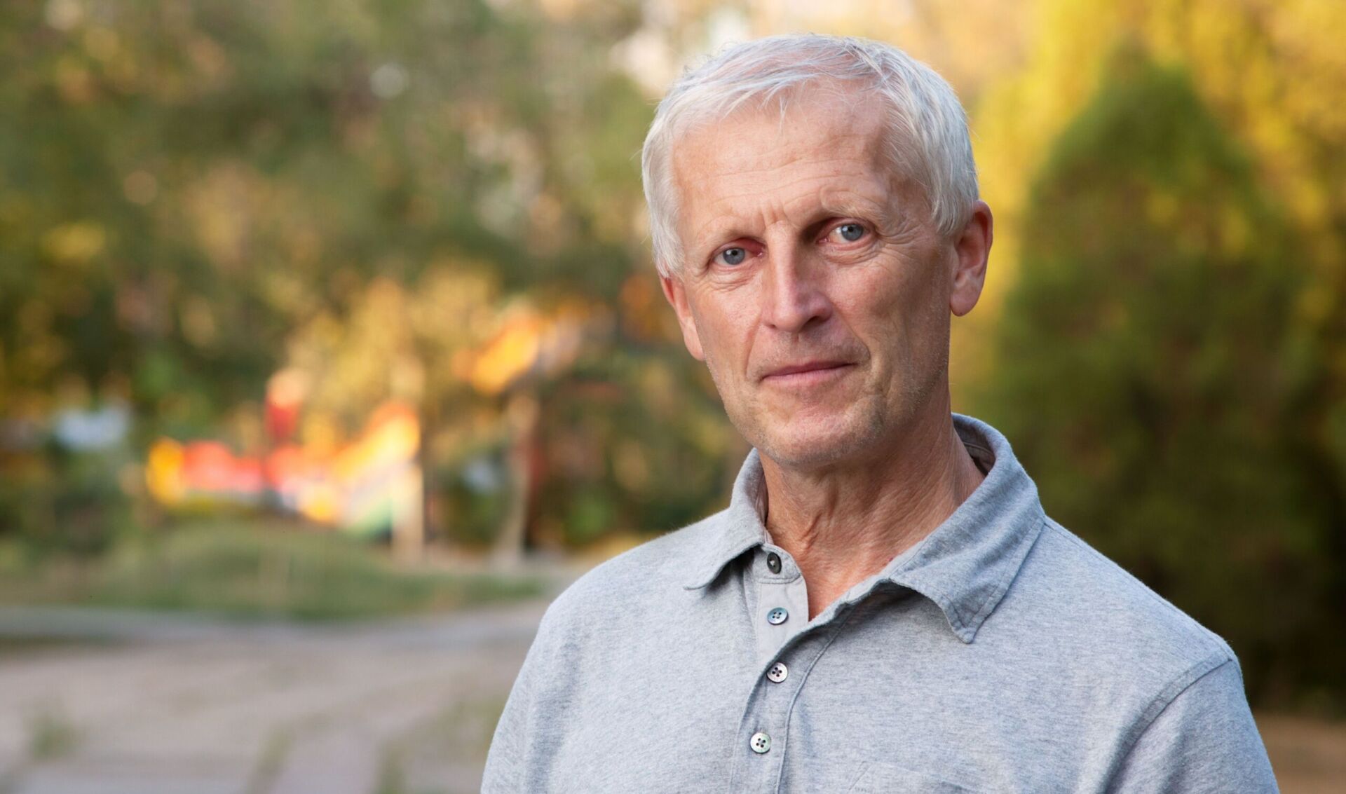 älterer Mann blickt nachdenklich in die Kamera