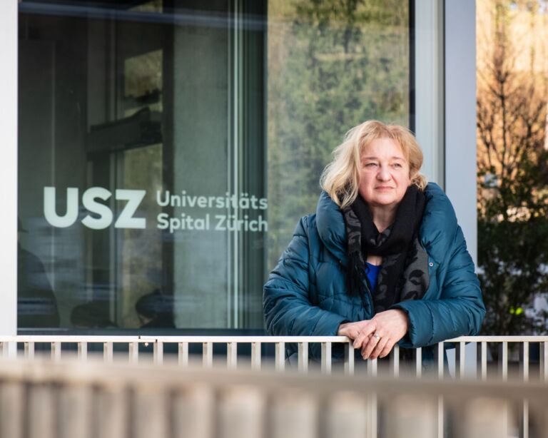 Portrait Irena Guazzini vor dem USZ
