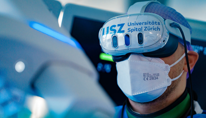 Arzt mit OP Roboter Brille