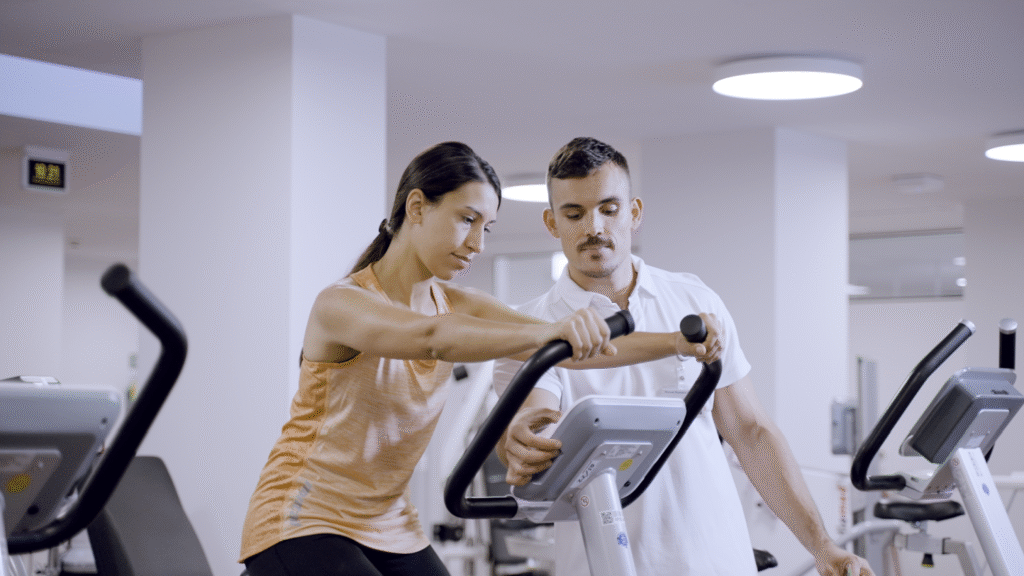 Patientin mit Physiotherapeut auf dem Velo