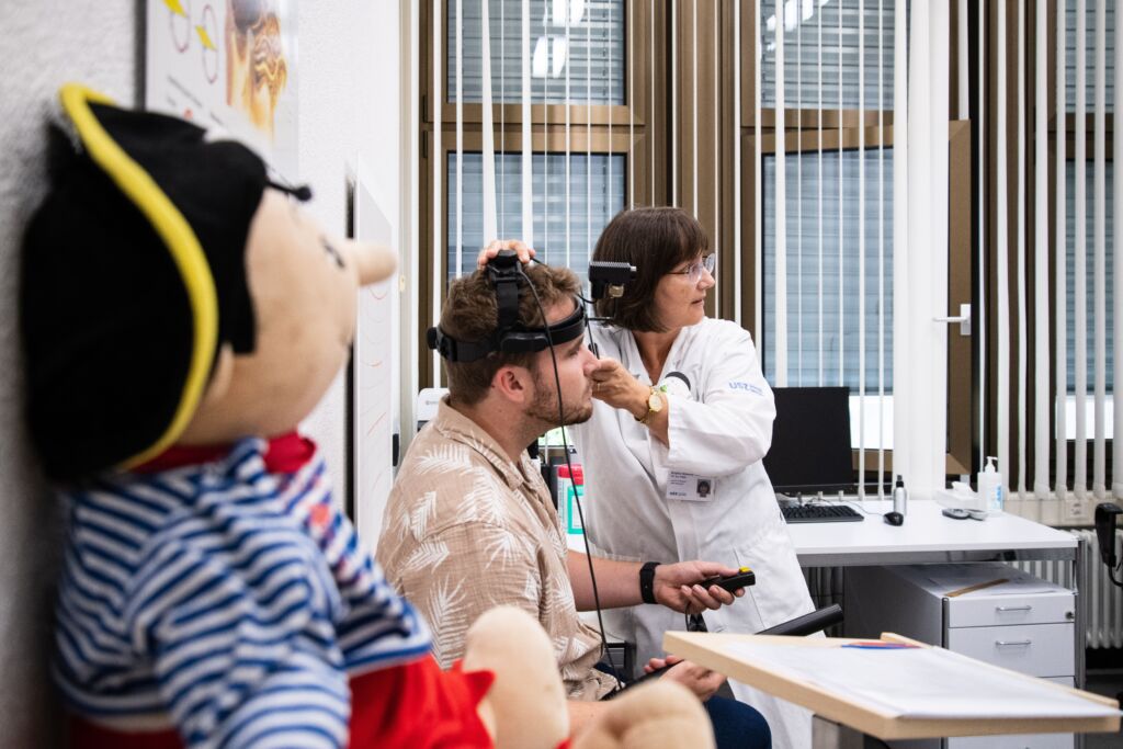 Brigitte Simonsz-Tóth macht Augentest bei Patient