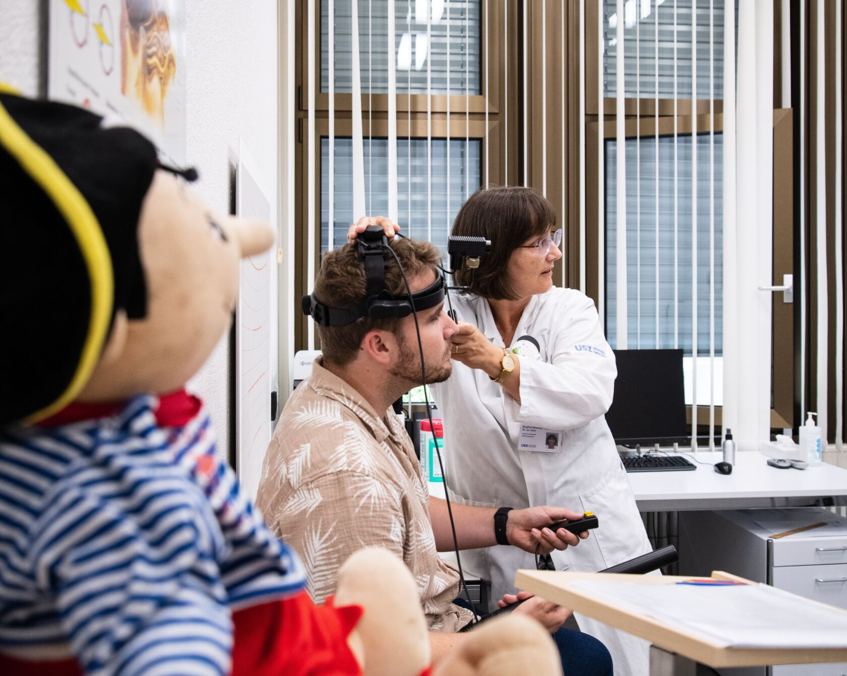 Brigitte Simonsz-Tóth macht Augentest bei Patient