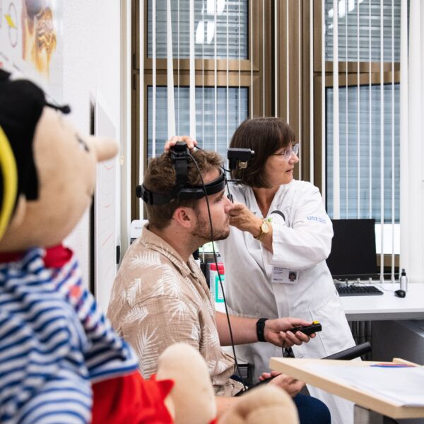 Brigitte Simonsz-Tóth macht Augentest bei Patient