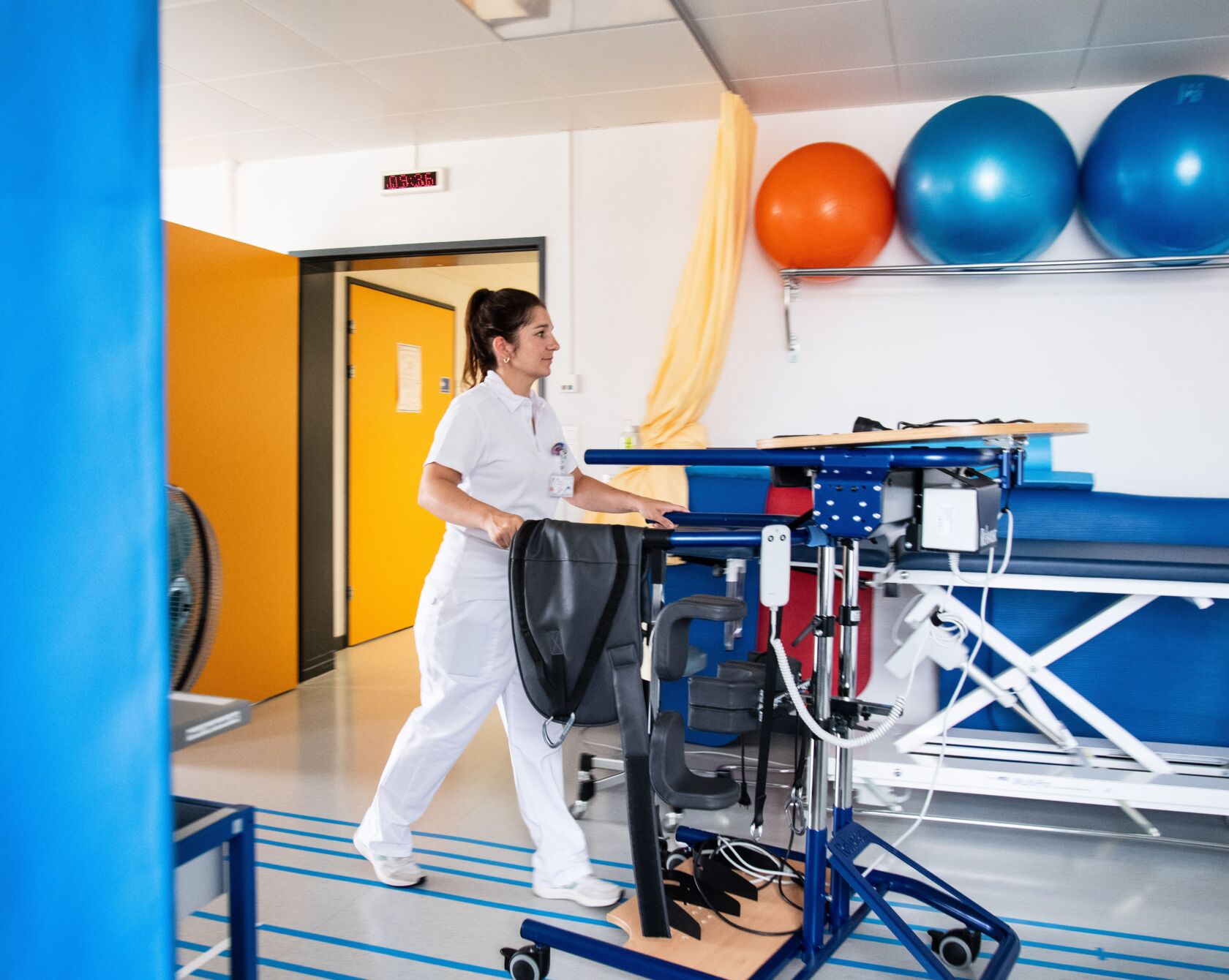 Sandrine Bärtschi beim Material verräumen